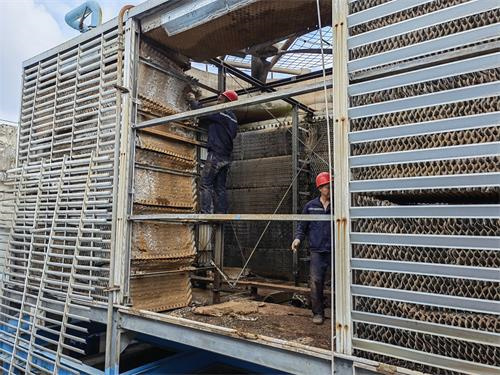 玻璃鋼冷卻塔漏水現象解決方法,玻璃鋼冷卻塔漏水用什么村料補漏